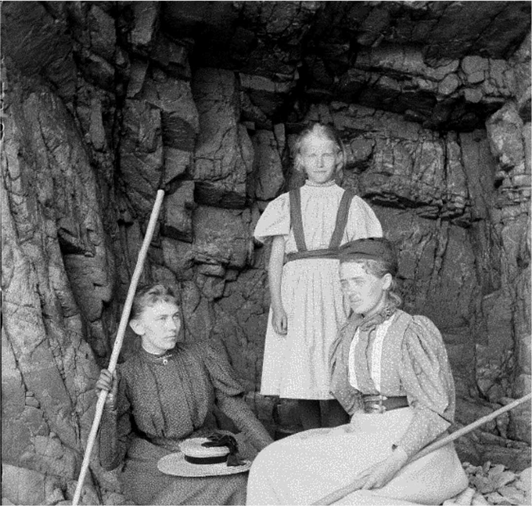 Inge Lehmann som barn på vandretur med sin mor og lillesøster