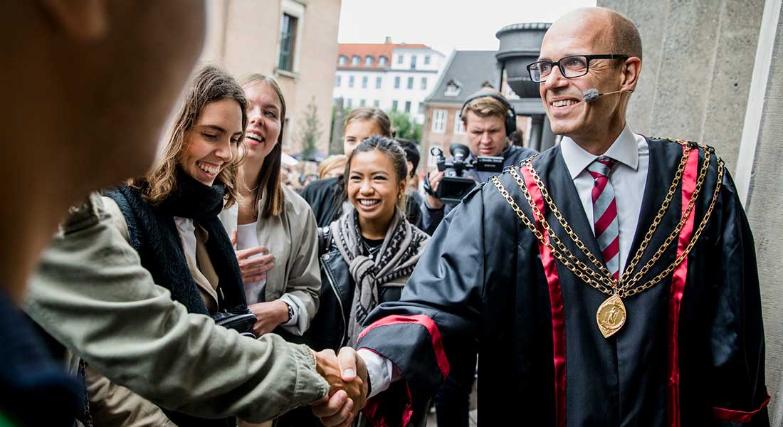 Rector Henrik C. Wegener greating new students welcome at the matriculation ceremony at Frue Plads