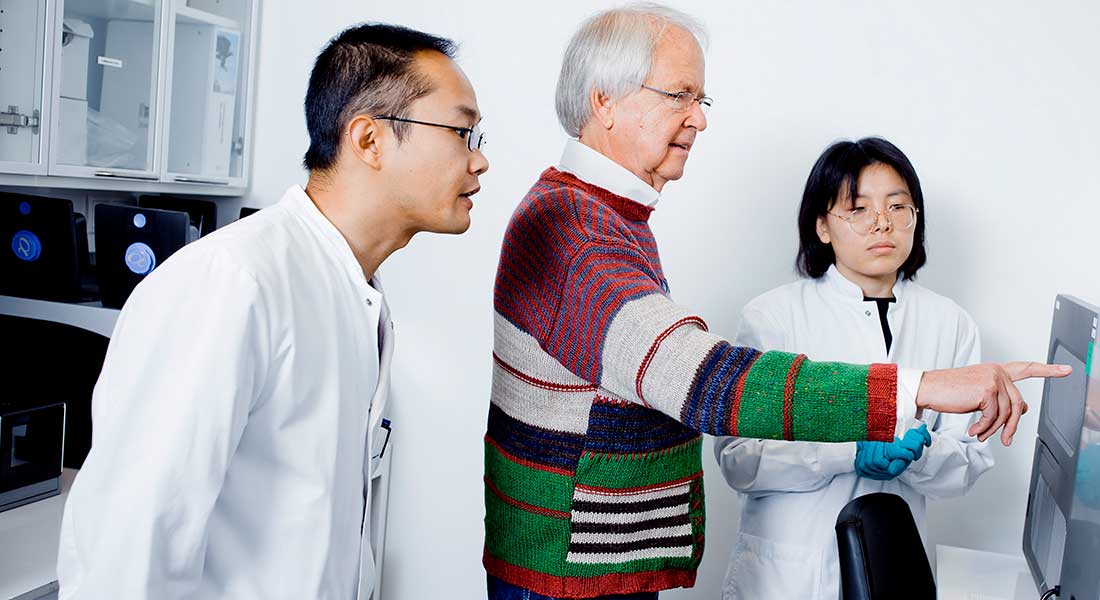 Assistant Professor Yong Fan, Professor Oluf Borbye Pedersen, and Yong Fan's wife, PhD student Liwei Lyu. Photo: Claus Boesen.