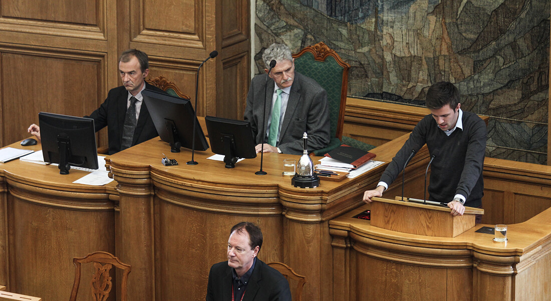 Politikere taler fra Folketingets talerstol.