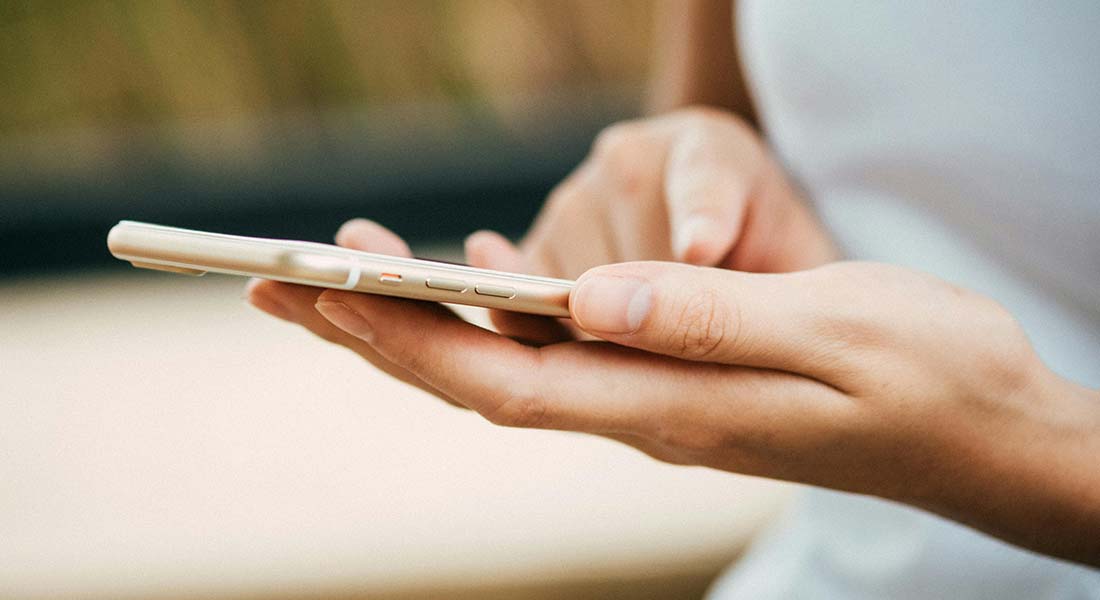 Mange har nok prøvet at trykke ’del’ eller ’synes godt om’ under et opslag på Facebook eller X uden at have fået læst det ordentligt igennem. Nyt forslag kan give brugerne en tænkepause, inden de deler. Foto: Pexels