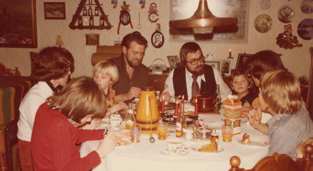 Fotografier fra højtider og mærkedage blev typisk gemt i familiens album. Foto fra bogen. 