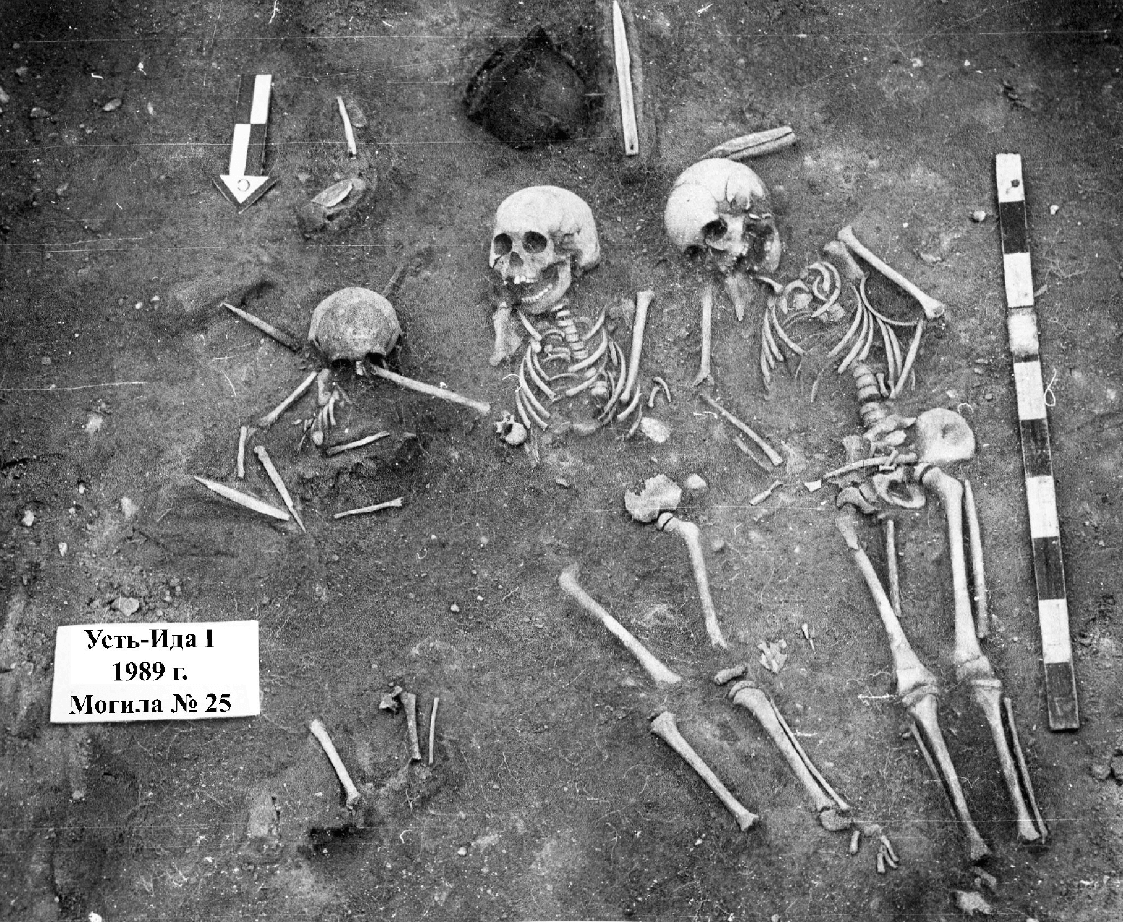 To af de begravede i denne grav var helsøskende: en bror (7-9 år) og en søster (9-11 år), hvorfra pest-DNA blev identificeret. Der var ikke nok bevarede rester af det tredje individ til også at kunne analysere dem. Foto: Vladimiri Bazaliiskii