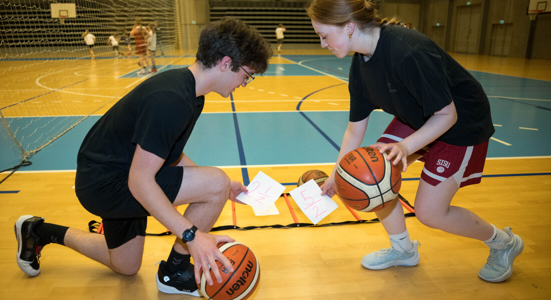 Illustration af børn der bliver undervist i basket matematik