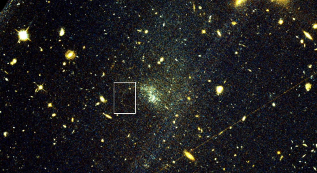 Foto fra Hubble-rumteleskopet, hvor kuglehobestrømmen er markeret. Credit: Hubble Space Telescope og Holm et al. (2026)