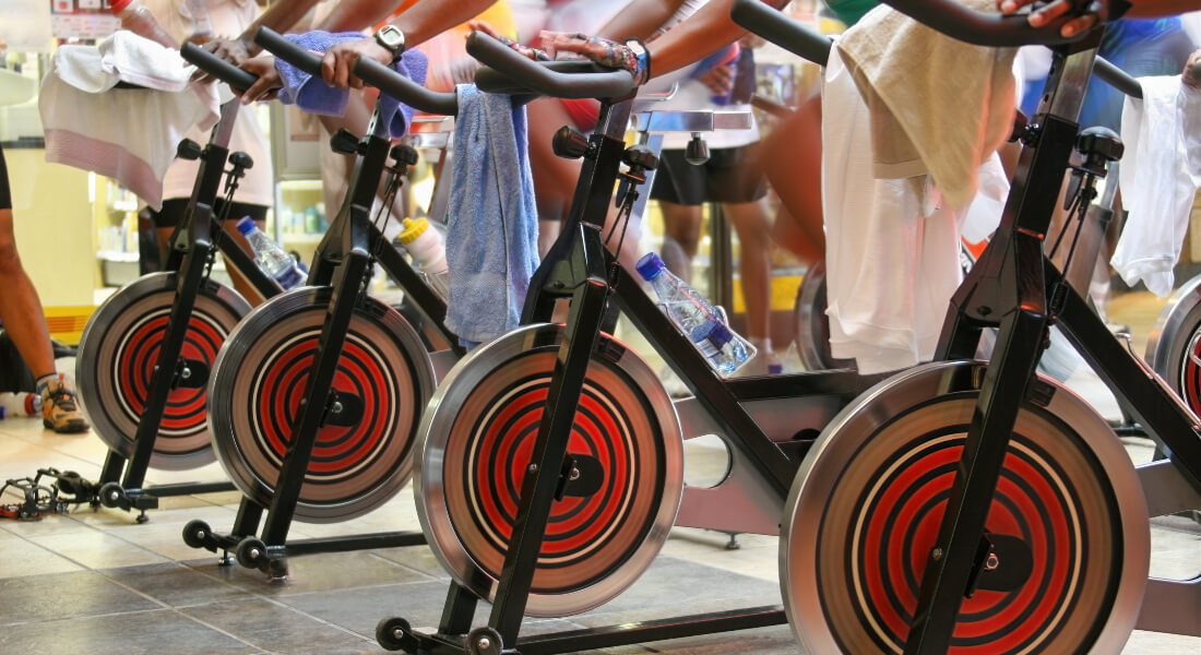 En række motionscykler med røde hjul set nedefra
